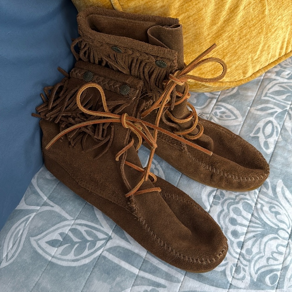 Minnetonka Fringe Suede Boots, size 7